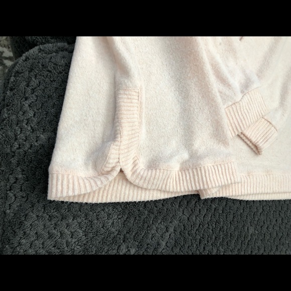 Peyton Primrose Shoulder Cut Out Sweater size Large - Picture 5 of 10